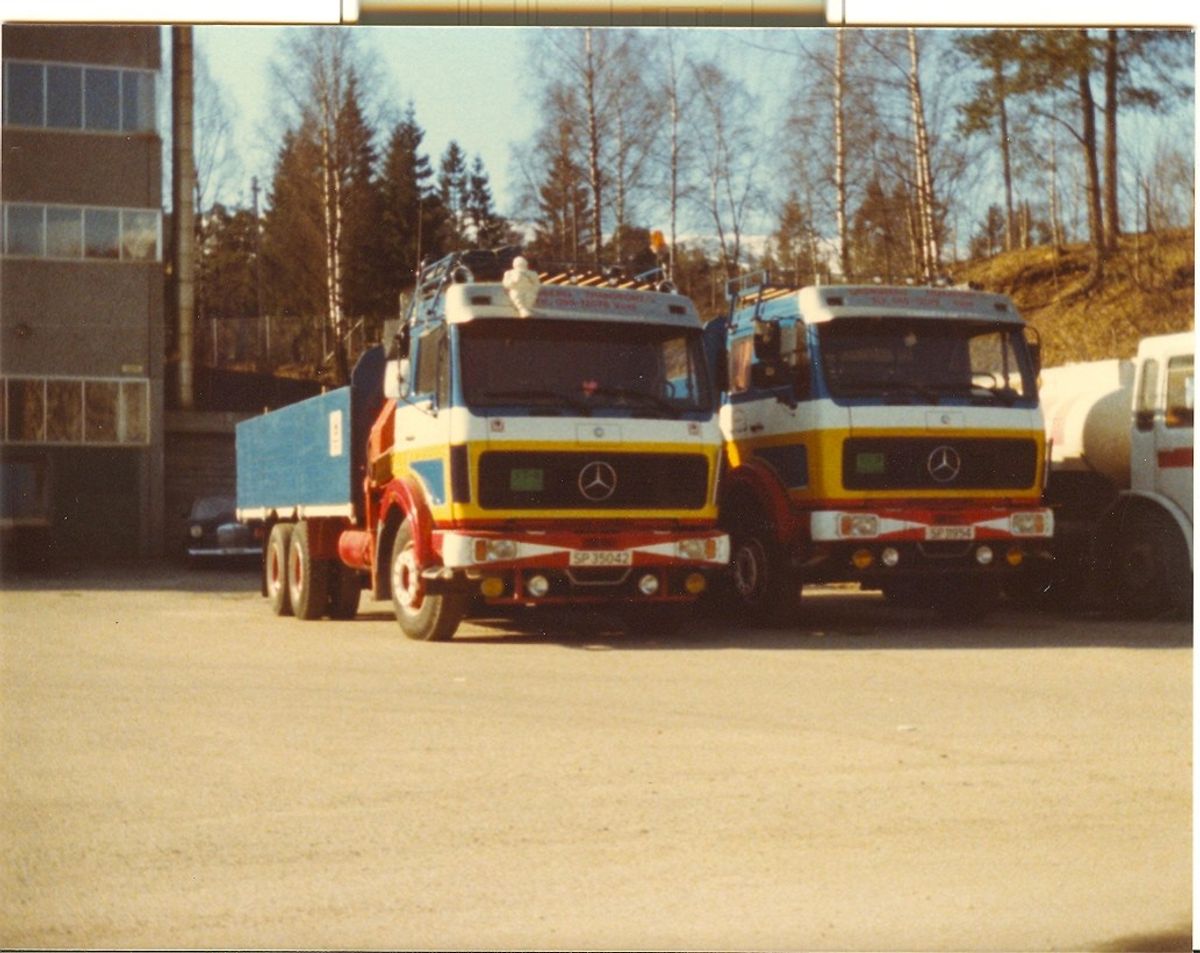To Mercedes lastebiler i idylliske omgivelser på Voss.