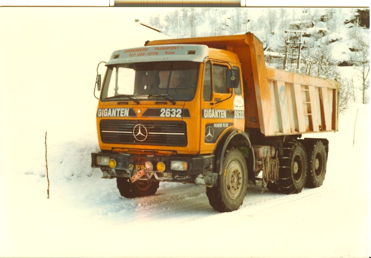 40 års erfaring med norske forhold på veien. Her ser du en av våre tidligere tippbiler i aksjon.