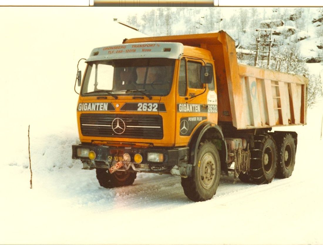 40 års erfaring med norske forhold på veien. Her ser du en av våre tidligere tippbiler i aksjon.