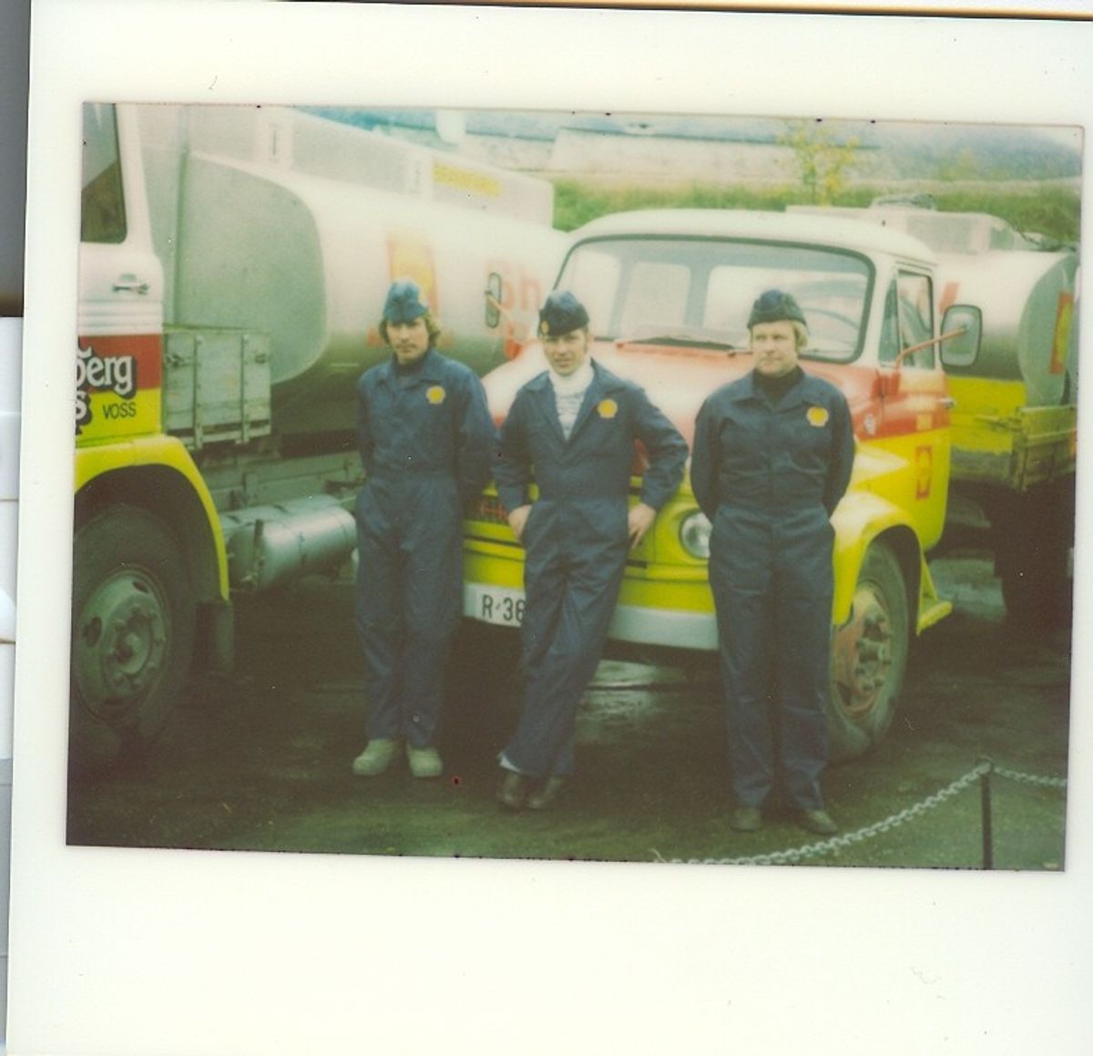 Tre av våre sjåfører på 70-tallet poserer foran tankbiler på oppdrag for Shell.