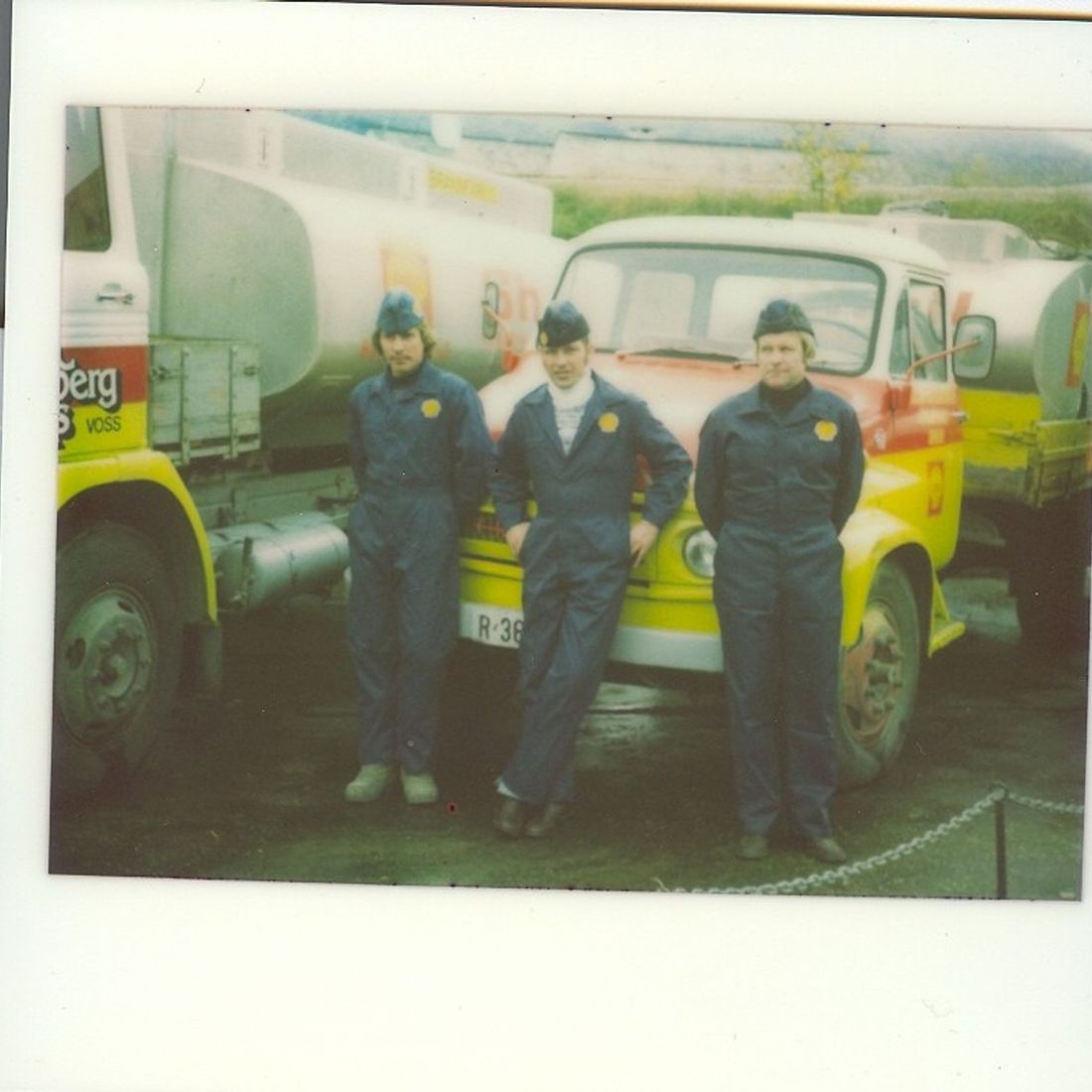 Tre av våre sjåfører på 70-tallet poserer foran tankbiler på oppdrag for Shell.