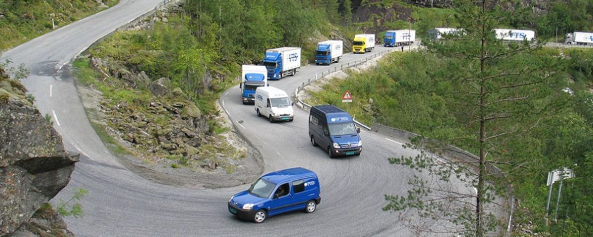 Varebiler og trailere fra Voss Transportservice kjører oppover svinget vei