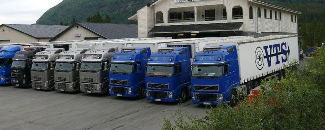 Åtte trailere med Voss Transportservice logo står parkert