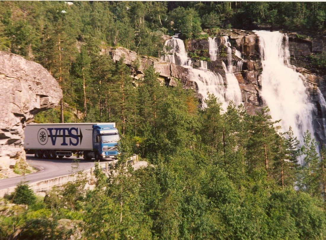 Voss Transportservice holder til i idylliske Voss. Her ser du en av våre lastebiler i aksjon.