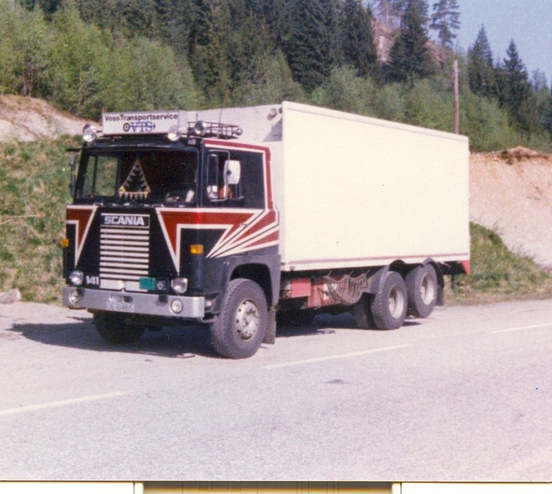 Bilde av en av våre tidligere lastebiler i aksjon på fraktoppdrag.